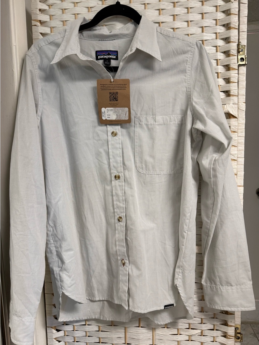 Patagonia Ladies Light Gray Long-Sleeve Button-Up Shirt